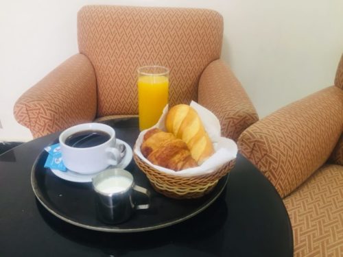 restaurant, nous proposons à nos clients un plateau petit-déjeuner 1 boisson chaude, 1 jus de fruits, 1 croissant, pain, beurre et de la confiture